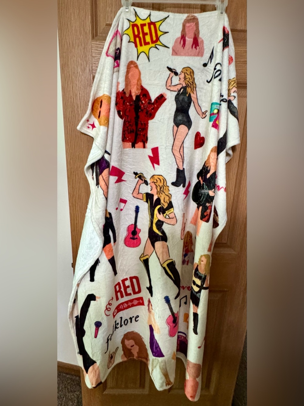 Taylor Swift The Eras Tour Bundle Throw Blanket and Tumbler NWOT - Picture 2 of 7